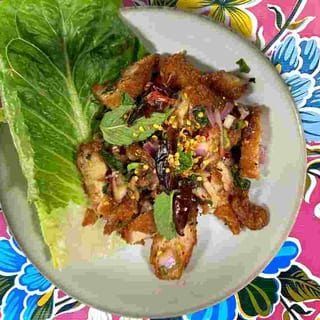YUM KAI SAAP (Spicy Fried chicken Salad)